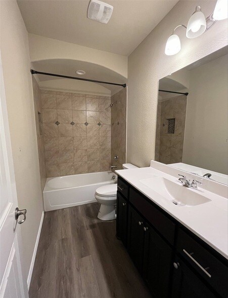 Building Photo - 473 Spring Dr