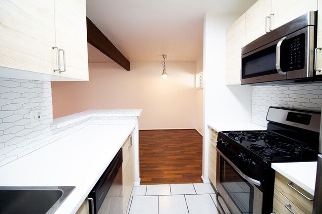 Building Photo - Gated Community 1 Bedroom — All Utilities Paid | First 4 Weeks Free