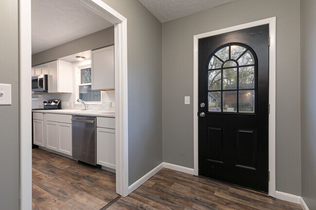 Building Photo - SOUTH SPRINGFIELD HOME (Kickapoo and Cherokee Schools) -- 3 Bed | 1.5 Bath | 2 Car Garage -- LARG...