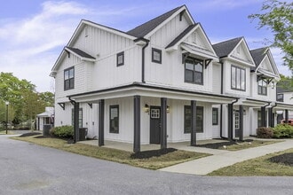 Building Photo - Charming 3-Bed, 2.5-Bath Townhouse Gem in ...