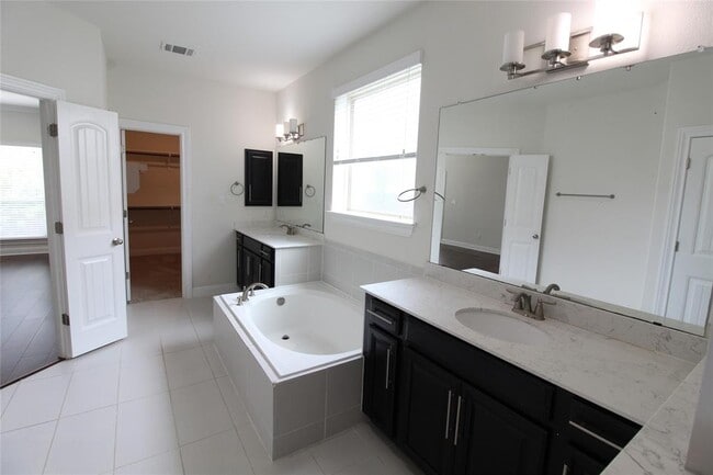 Building Photo - 5800 Viejo Dr