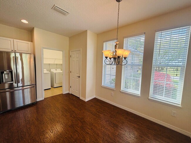 Building Photo - Beautiful movie in ready, large 2/2 in Ocala Preserve - All ages