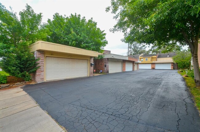 Building Photo - 5303 Lost Forest Dr