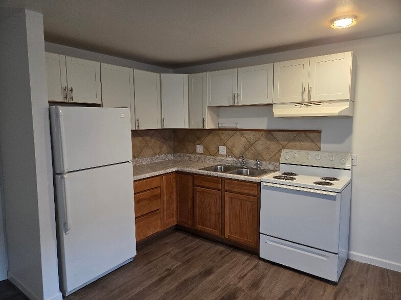 Building Photo - 1312 E Wilson Ave