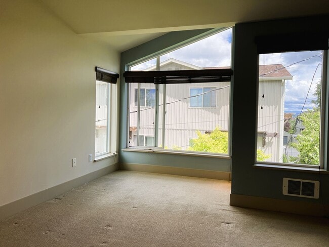 Building Photo - Charming North Beacon Hill 3 bed/2.5 bath ...