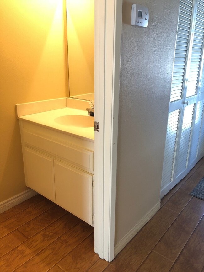 Building Photo - Nantucket Village Condo with Community Pool!