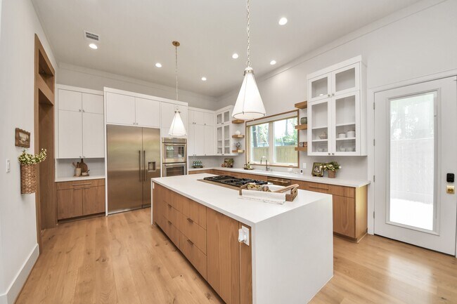 Building Photo - 739 Azaleadell Dr