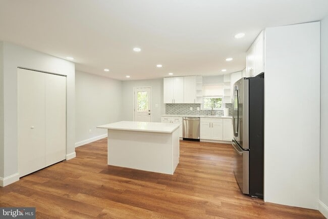 Building Photo - 9900 Kingsbridge Dr