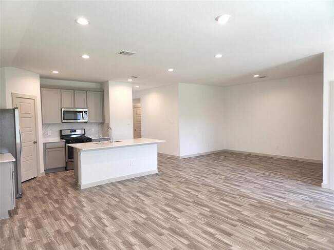 Building Photo - 7738 Robert Ln