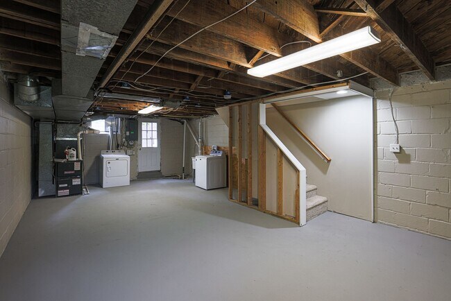 Building Photo - 1113 N Marlyn Ave