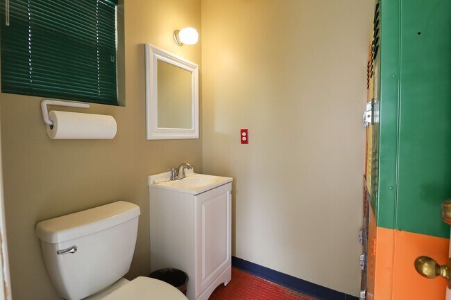 Building Photo - 2 Bed | 3 Bath with In-Ground Pool in Cent...
