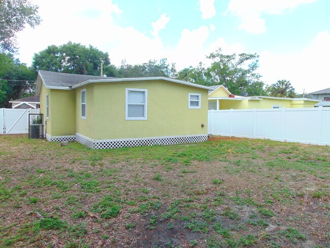 Building Photo - 4214 E Palifox St