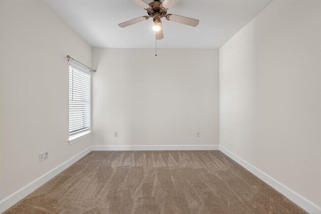 Building Photo - 1901 Crossing Pl