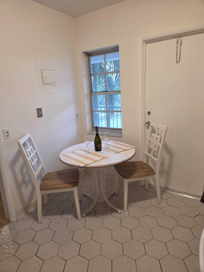 Building Photo - 3150 N Palm Aire Dr