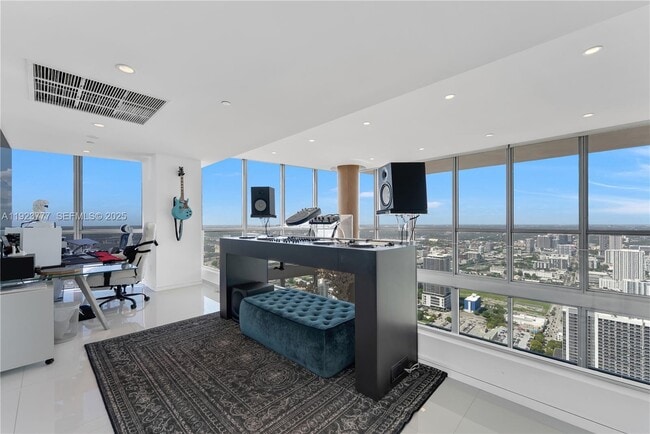 Building Photo - 1100 Biscayne Blvd