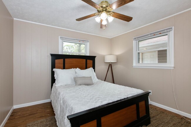 Building Photo - 3BR/2BA Home with Detached Garage – Fletch...