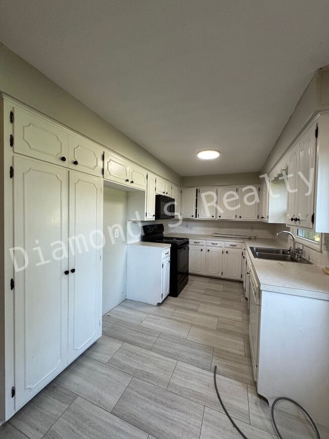 Building Photo - Charming 3 bedroom home located in the hea...