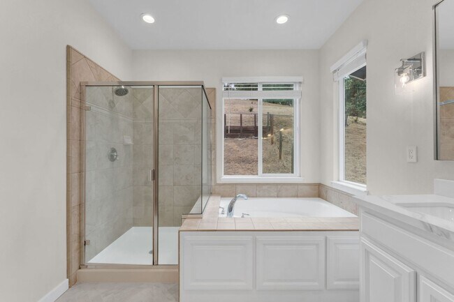 Building Photo - Gorgeous remodeled 3 bedroom, 3 full bathroom home for rent!