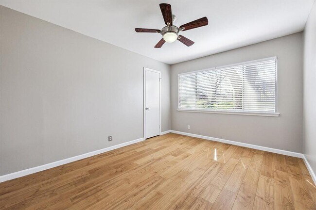 Building Photo - 1304 Mariposa Dr