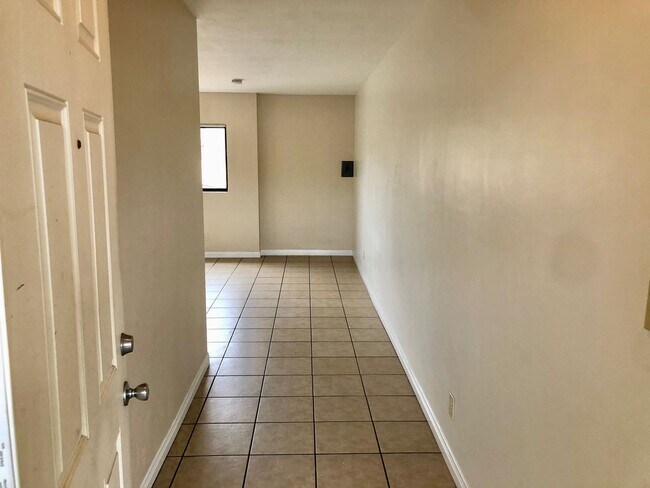Building Photo - 1 Bed/1 Bath Pacific Beach!