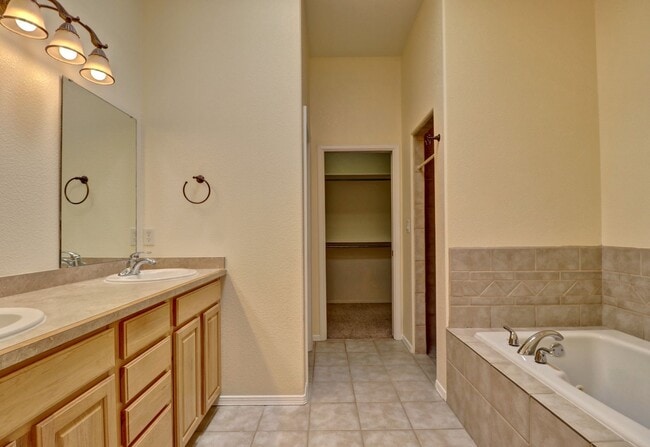 Building Photo - 2305 Santo Domingo Ave