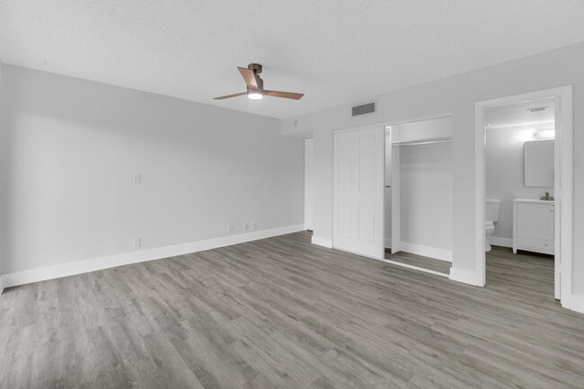 Building Photo - 200 Jacaranda Country Club Dr