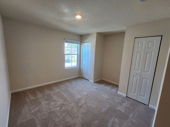 Building Photo - ***HOLIDAY SPECIAL NO RENT FOR DECEMBER*** Stunning 3 Bed 2.5 Bath Townhouse!