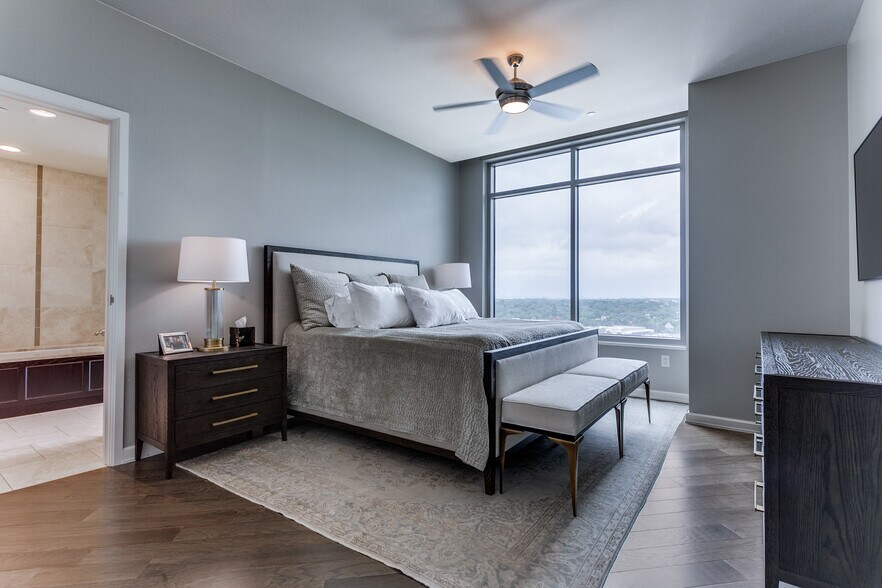 Unit Photo - 4242 Broadway