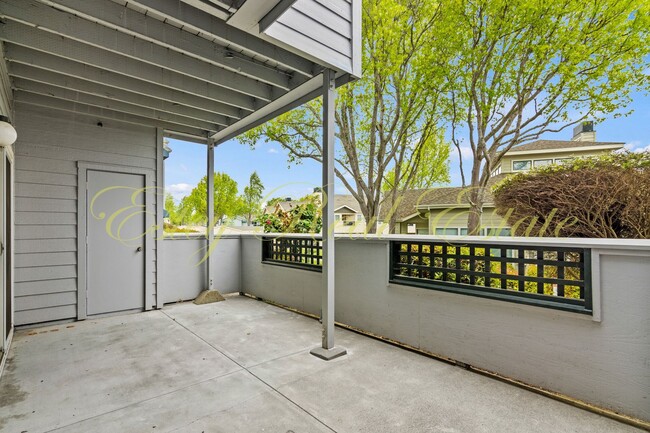 Building Photo - Glen Cove Condo with Amazing Water Views!