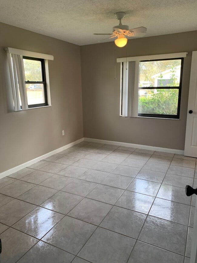 Building Photo - Charming 3 bedroom/1.5 bath Fenced Home in St.Cloud