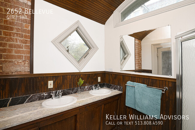 Building Photo - 2652 Bellevue-