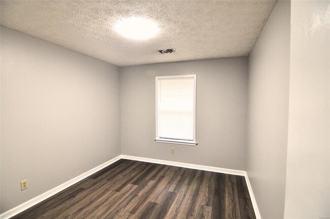 Building Photo - 165 E 6th St