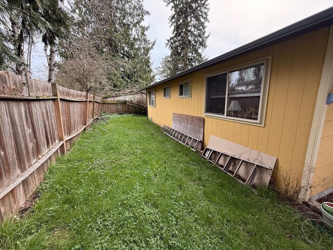 Building Photo - 3bdrm/2 bath house with a yard, laundry, and parking in Happy Valley!