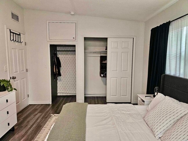 Building Photo - 1434 Overlea St