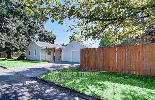 Building Photo - 2 Bedroom Home with Garage- Corner Lot!