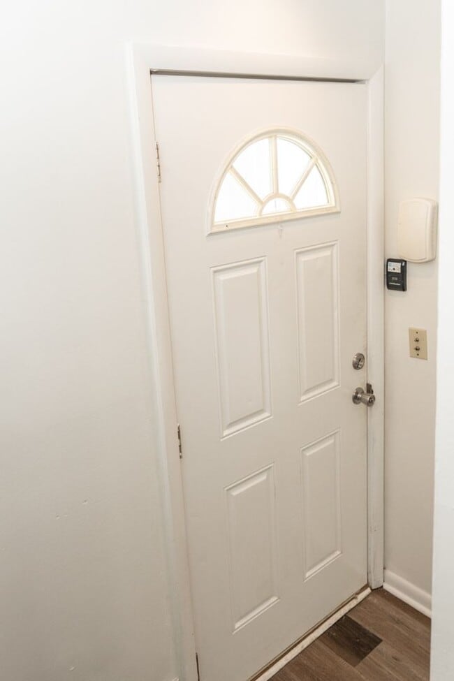 Building Photo - Spacious Two Bedroom Townhome