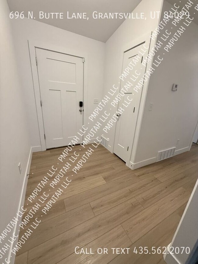 Building Photo - 696 Butte Ln