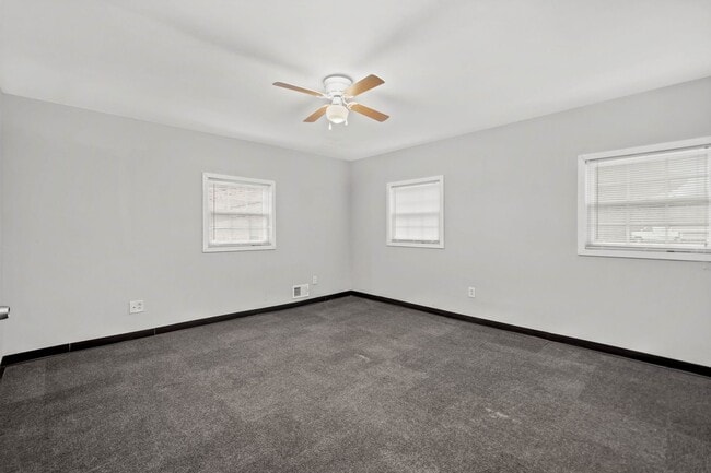 Building Photo - Stunning 3 bedroom home in McKees Rocks av...