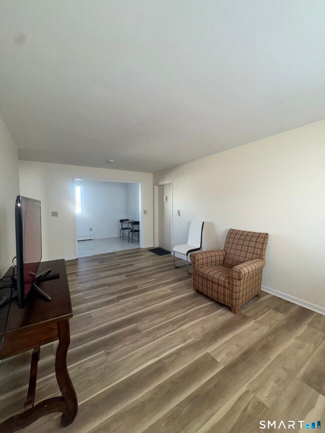 Building Photo - 4 Van Zant St