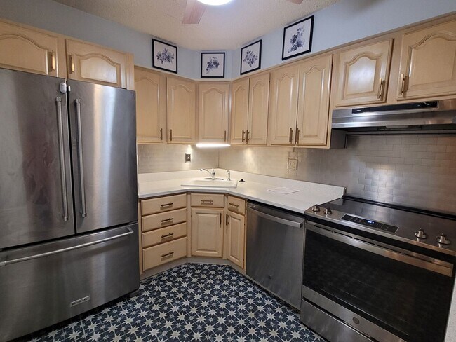 Building Photo - 2 Bedroom Condo - Greentree - Many Amenities!!