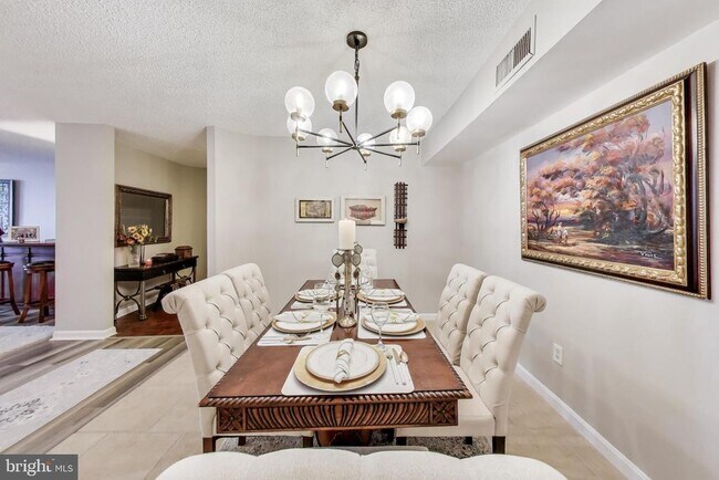 Building Photo - 1101 S Arlington Ridge Rd