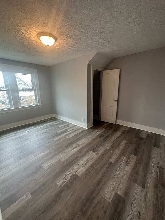 Building Photo - 4bd Single Lakeshore Blvd Area Section 8