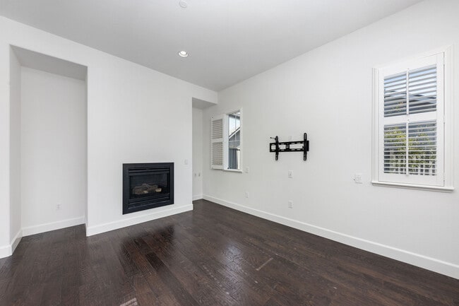 Building Photo - 1680 Southview Dr