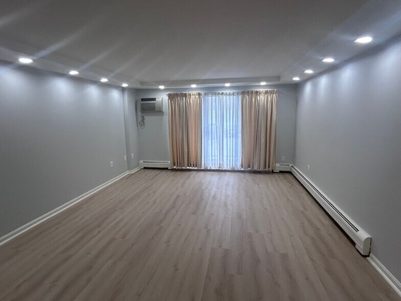 Building Photo - 131 Coolidge Ave