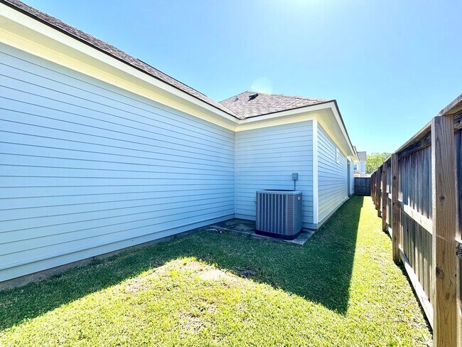 Building Photo - Cottage-Style 3BR Home in Americana