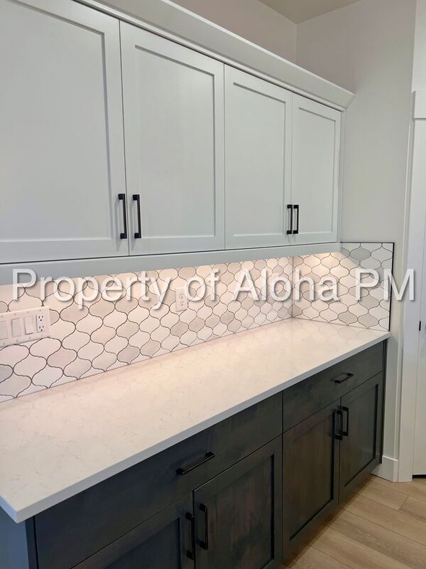 Building Photo - 496 N Emma Ave