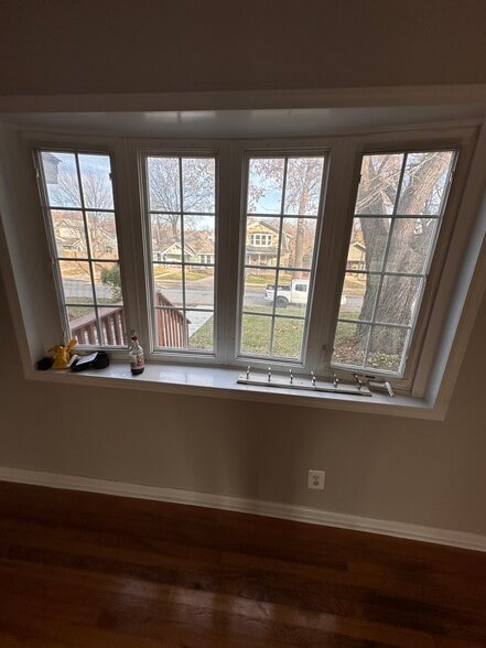 picture window overlooking front of home - 4308 Francis St