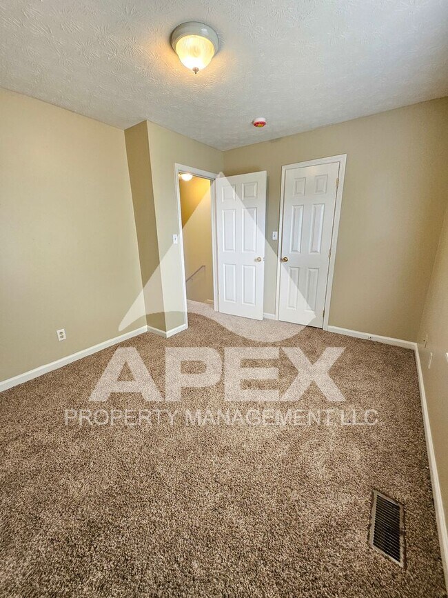 Building Photo - MOVE-IN SPECIAL,NO RENT TIL JUNE 1ST! - Nice 2 Bd | 1.5 Ba Townhouse in West Knox Condo Community!
