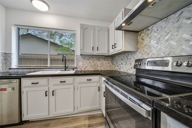 Building Photo - 26 Green Field Pl