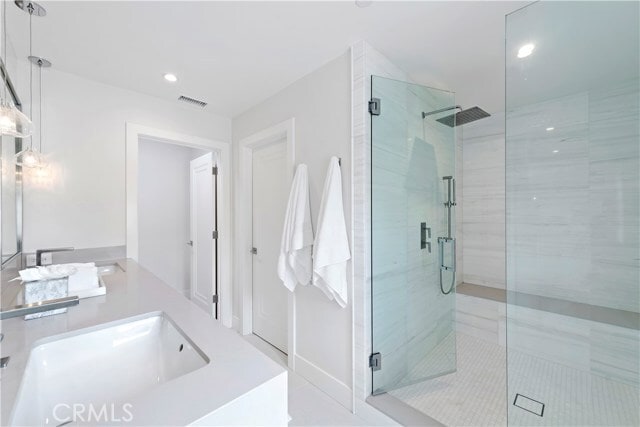 Building Photo - 450 Cliff Dr